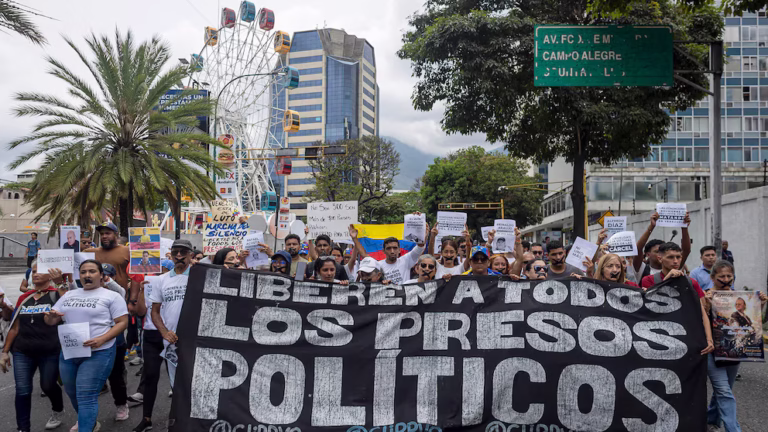 Familias marcharon en silencio en Caracas para pedir justicia por la muerte de presos políticos