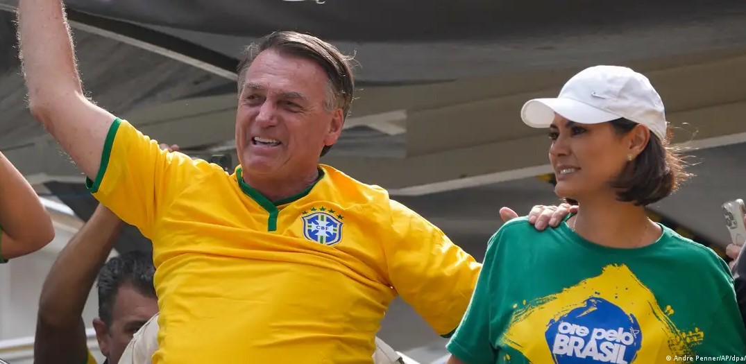 Michelle Bolsonaro acusa de irrespeto a Flávio Bolsonaro