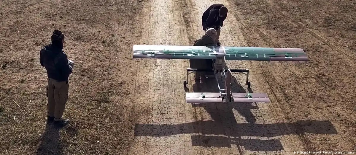 Miembro de Al Qaida prepara un dron en Iran