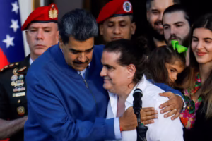 Nicolas Maduro abraza a Alex Saab