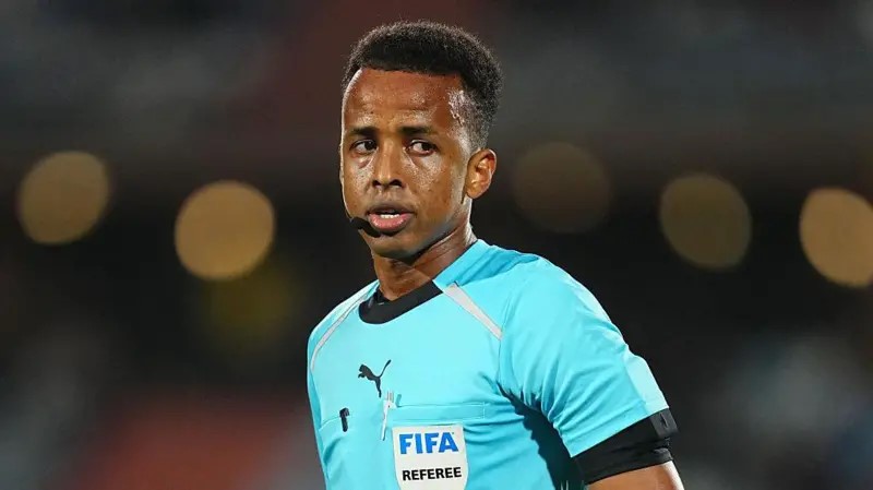 “Me interrogaron durante 11 horas”: EE.UU. niega la entrada para el Mundial al “mejor árbitro africano del año”
