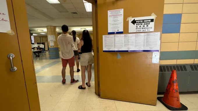 Neoyorquinos acuden a elecciones primarias con Mamdani midiendo su poder electoral