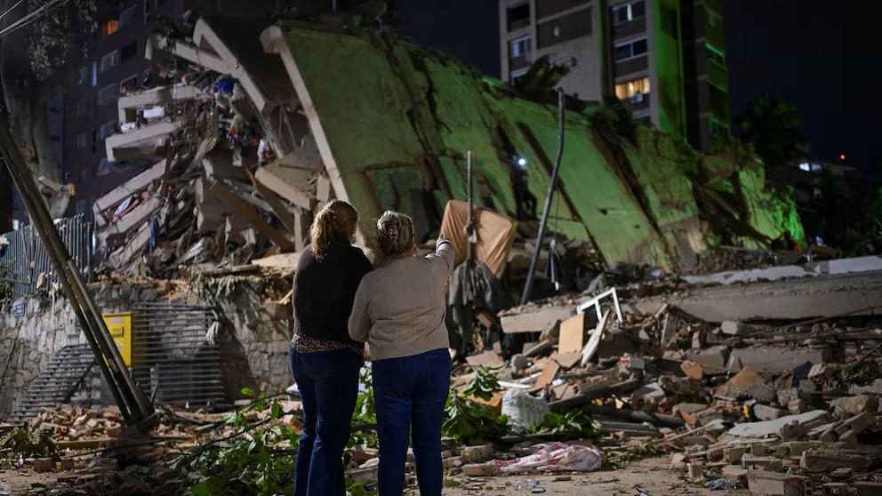 Venezolanos en Estados Unidos se apresuran a enviar ayuda a las víctimas del terremoto, pero el aeropuerto de Caracas está cerrado