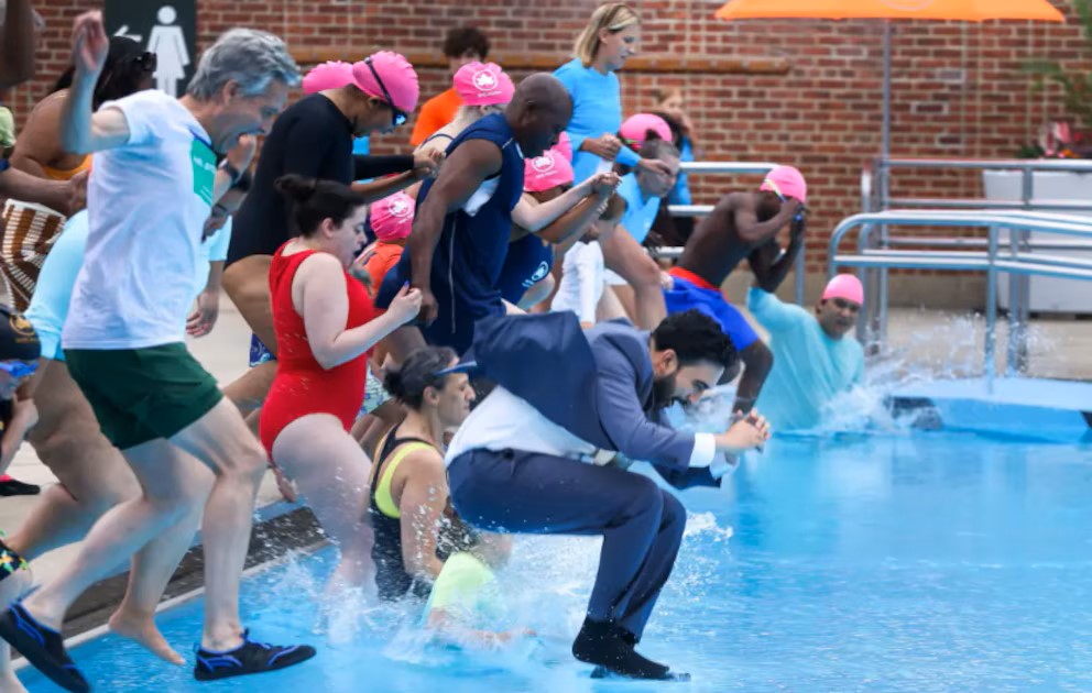 Zohran Mamdani se lanza vestido a una piscina de East Harlem para abrir la temporada de verano en Nueva York