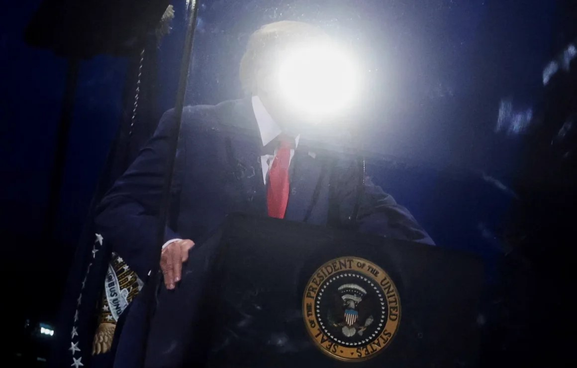 trump habla en un mitin politico en el 2024