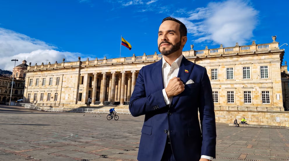 Abelardo de la Espriella frente al edificio presidencial