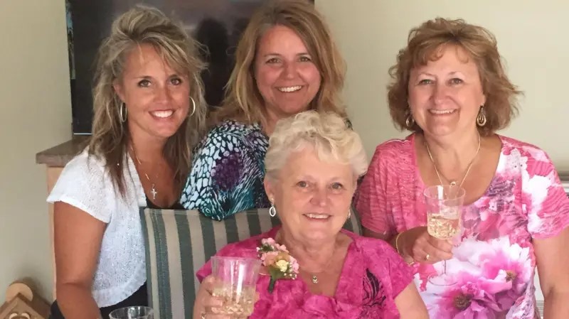 La “hora feliz” de las abuelas: la mujer que logró cambiar una ley en EE.UU. para permitir el alcohol en asilos