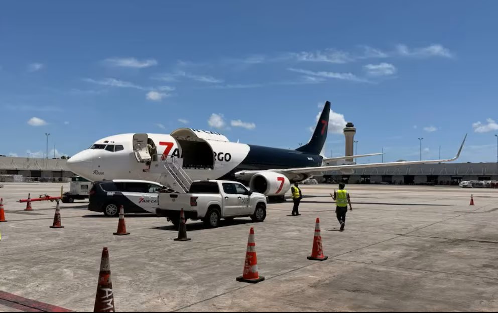 Avion de carga con ayuda enviada por USA a Cuba