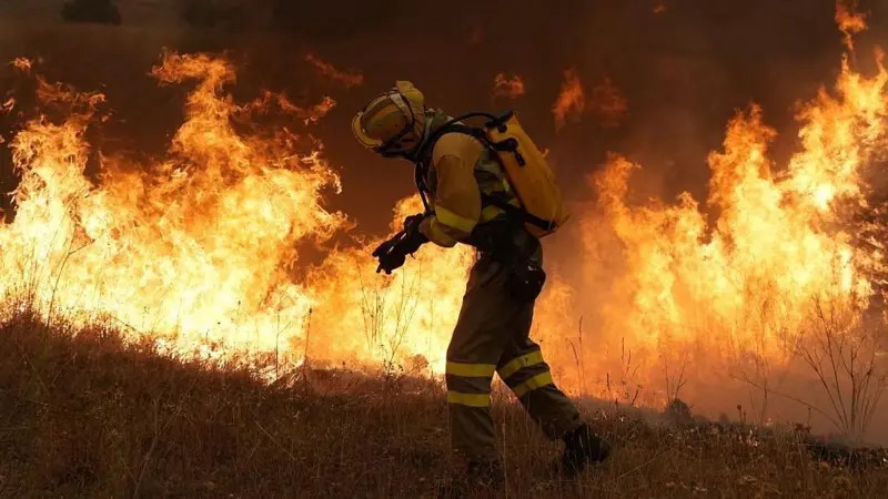 Bomberos combaten incendio cerca de Cebreros, España