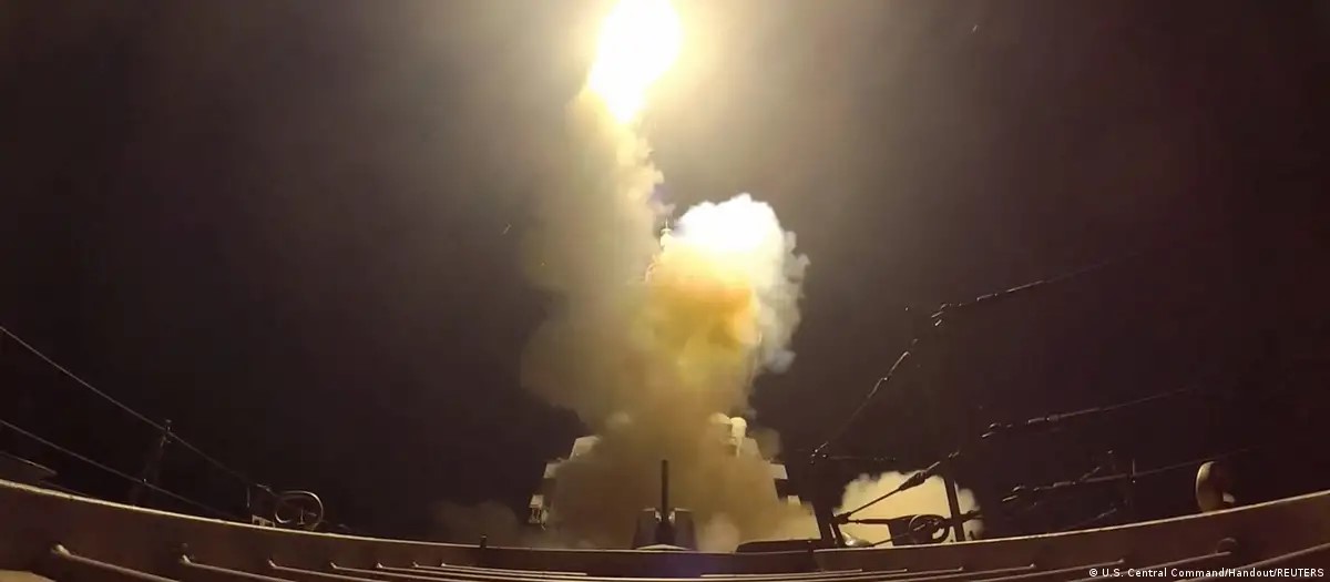 Captura de pantalla de un misil lanzado por EEUU en Iran