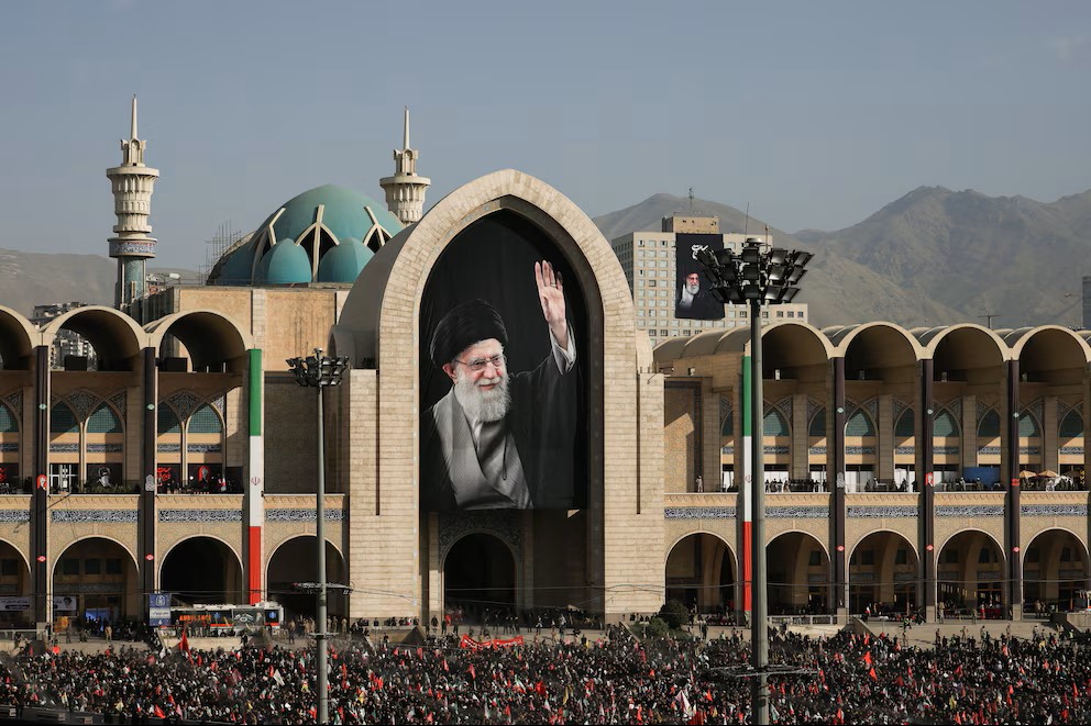 El régimen iraní dio inicio al funeral público del fallecido líder supremo Ali Khamenei entre gritos de “muerte a Estados Unidos”/ El régimen de Irán prometió “concesiones especiales” a China cuando termine de establecer su sistema de “peaje” en Ormuz