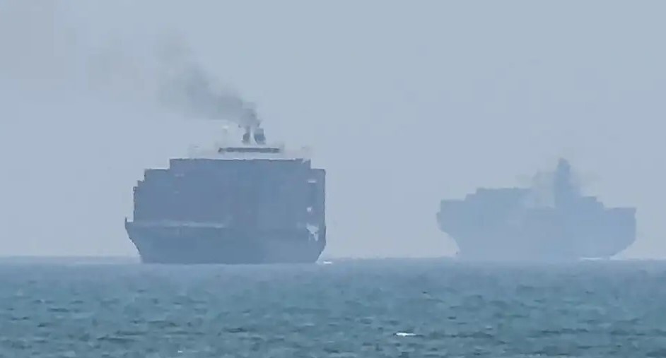 Explotan barco petrolero en Ormuz