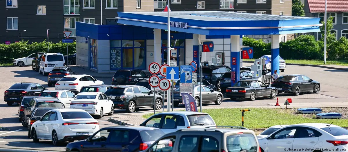 Fila de vehiculos en busca de gasolina en Rusia