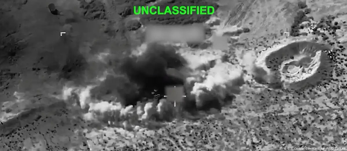 Humo de una explosion por los ataques de EEUU a Iran