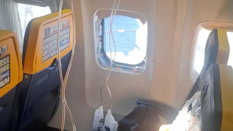 La ventanilla rota del avion de Raynair