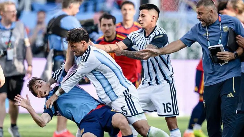 Leandro Paredes de Argentina, protagonizó una bochornosa situacion