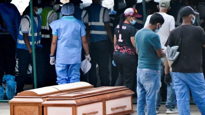 “Me da miedo lo que voy a ver allá dentro”: BBC Mundo visita la morgue improvisada de Los Silos, donde los cadáveres se acumulan al aire libre tras los terremotos en Venezuela
