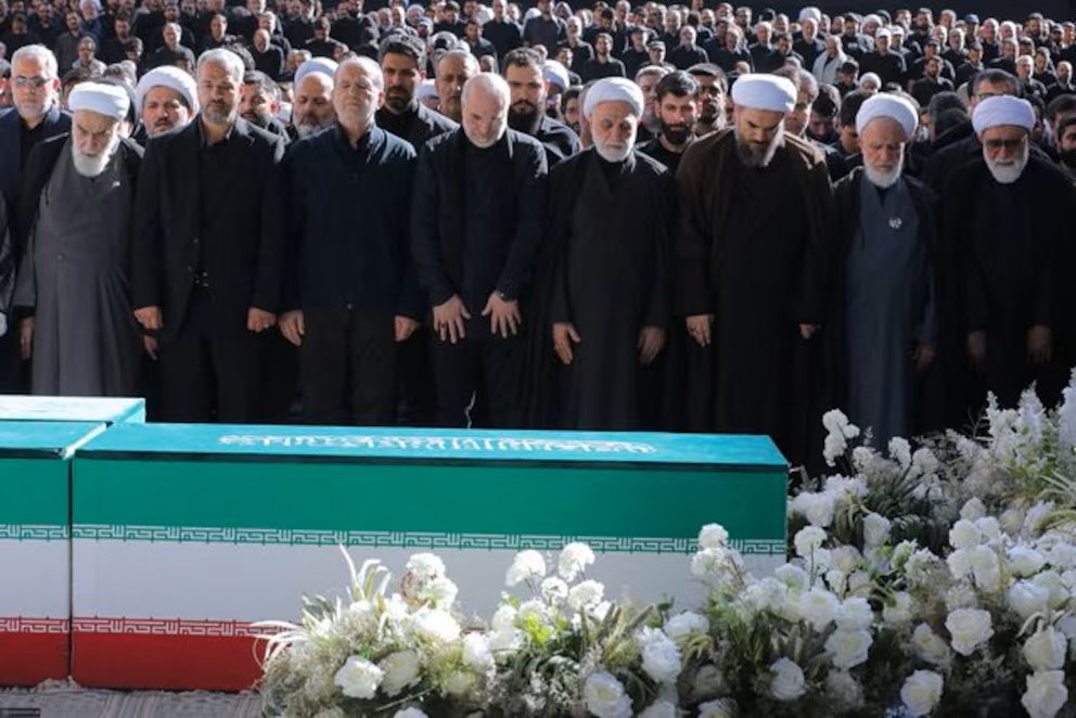 El régimen de Irán inició la procesión fúnebre de Ali Khamenei en Teherán con un fuerte operativo militar y la ausencia de Mojtaba/ Tres hijos de Khamenei participaron del funeral del fallecido líder supremo en Teherán, pero no así su sucesor Mojtaba