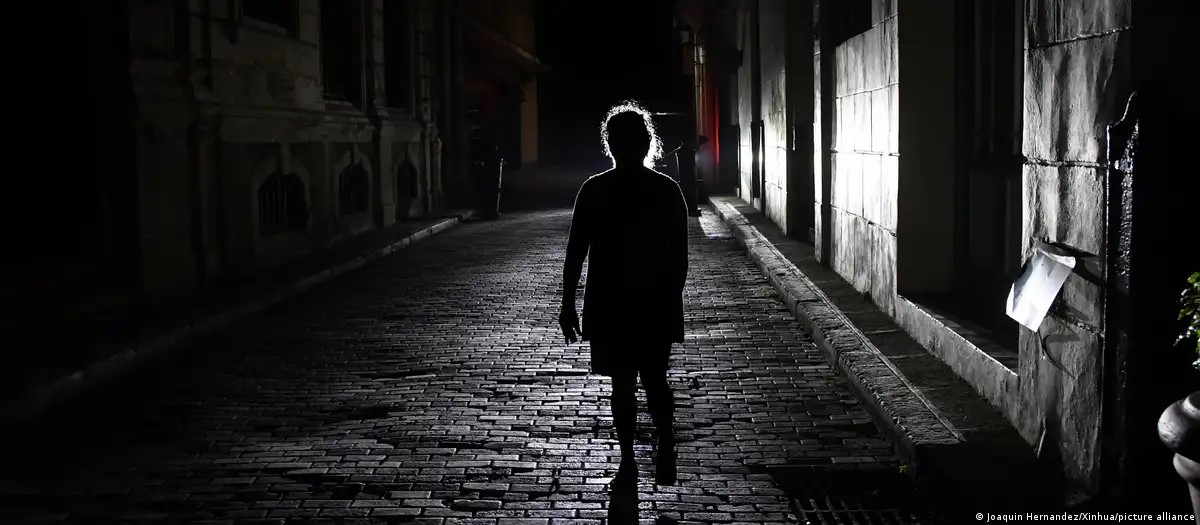Una muer camina en la oscuridad en La Habana