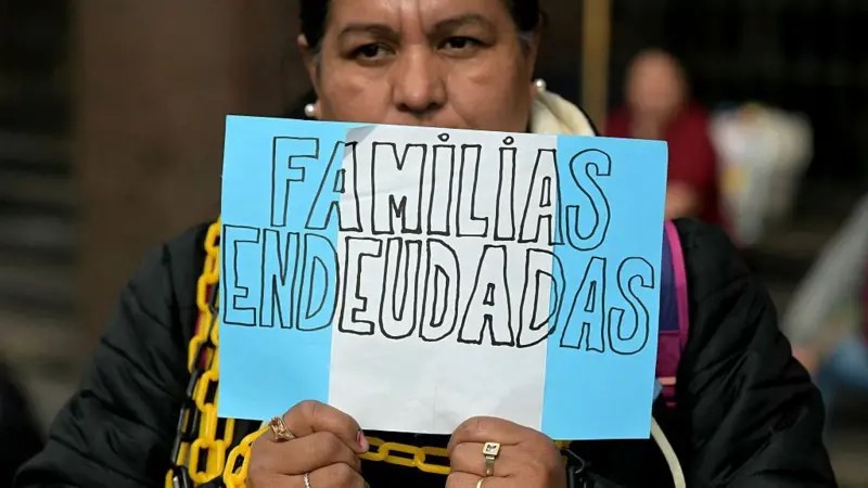 Argentinos protestan en Plaza de Mayo por economia mala