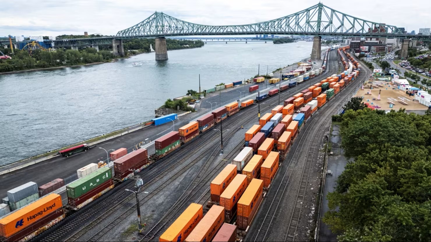 Contenedores en un puerto de Canada