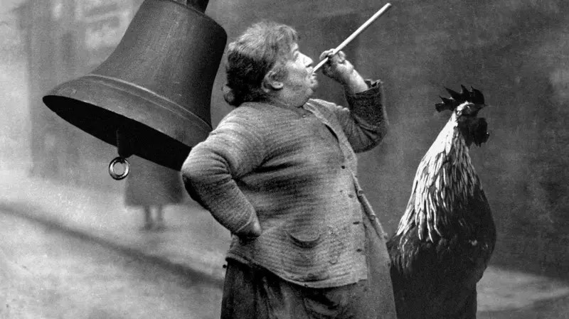 Los curiosos métodos que usaba la gente para despertarse antes de que existieran las alarmas (y el celular)