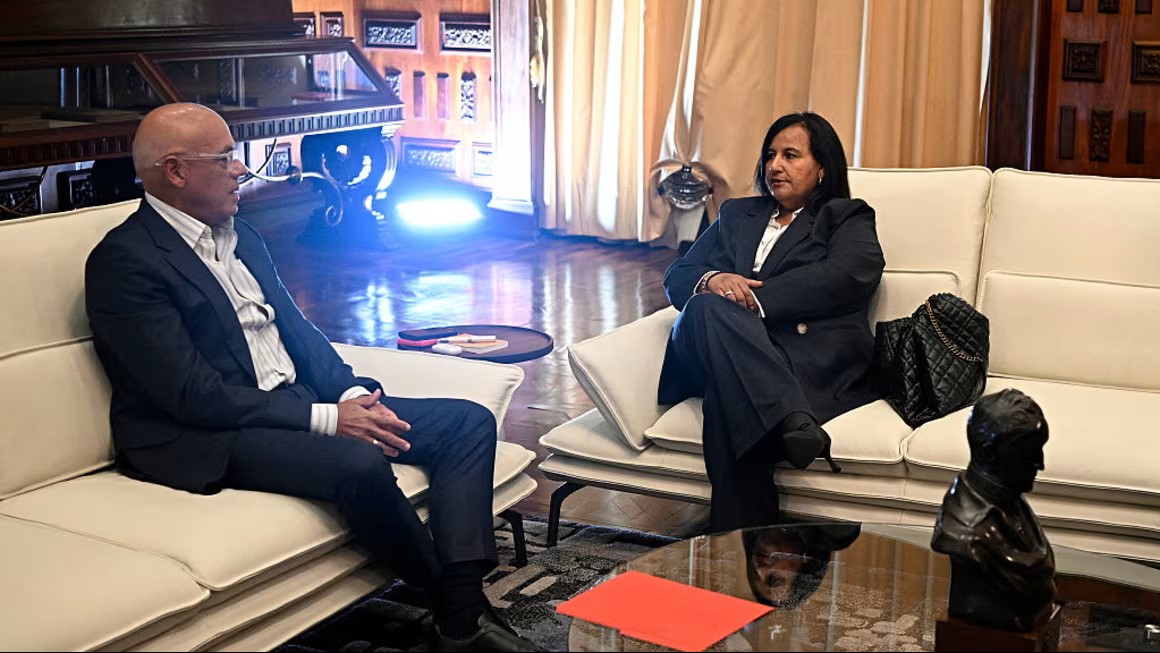 El presidente de la Asamblea Nacional de Venezuela, Jorge Rodriguez, con la negociadora enviada por USA