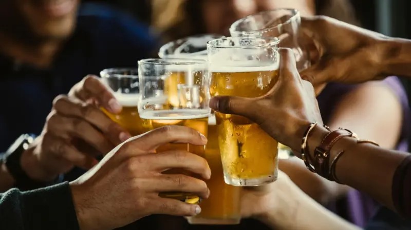 “La generación sobria”: por qué cada vez más jóvenes reemplazan el alcohol por medicamentos para la ansiedad