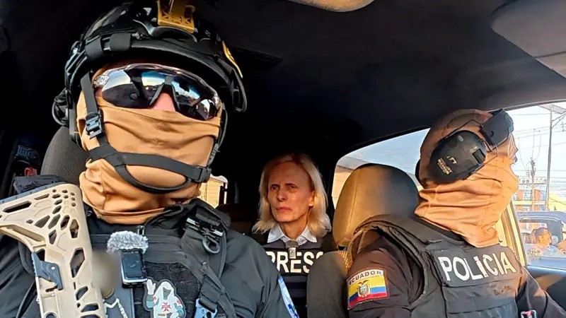 Militares ecuatorianos luchan contra carteles