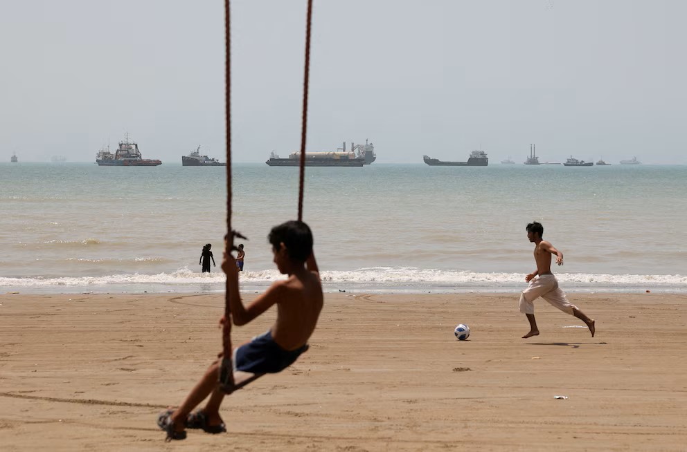 Niños jugando en la playa del Estrecho de Ormuz, Iran