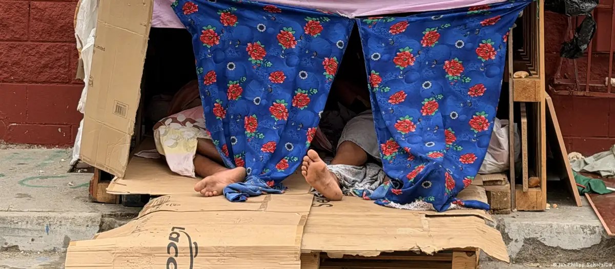 Niños migrantes en Ceuta durmiendo en la calle