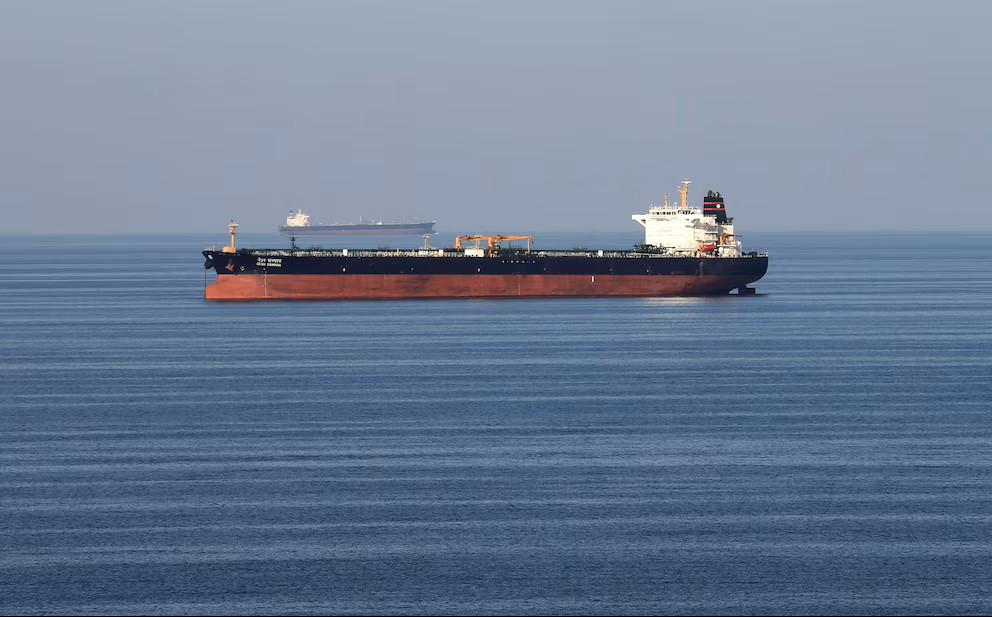 Petrolero alcalzando por bombardeo de Iran