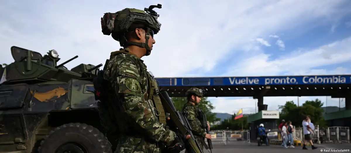 Seis muertos en Colombia en combates contra grupos armados/ Atacan con drones una alcaldía en el centro de Colombia