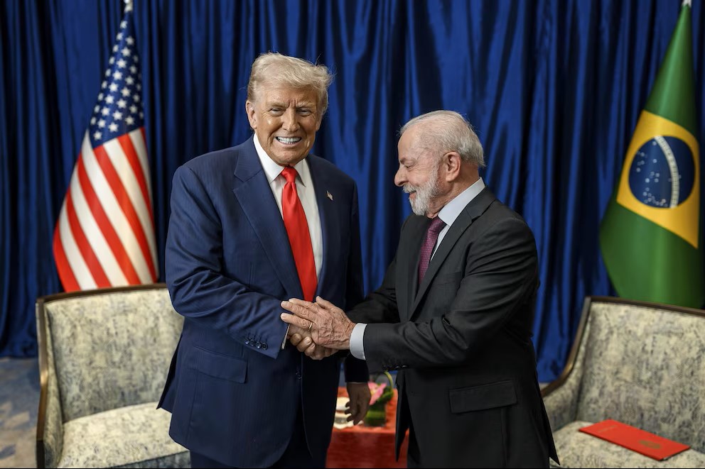 Trump y Lula saludandose