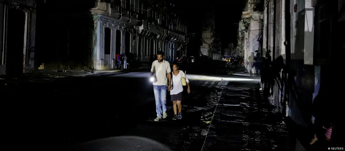 Una pareja camina en la oscuridad en La Habana