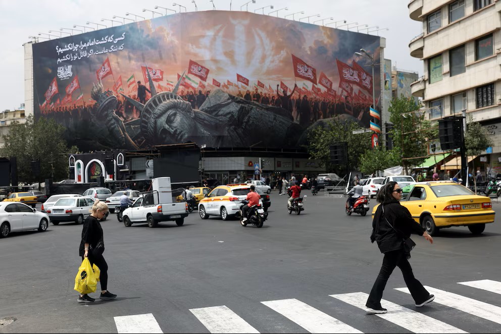 Valla contra EEUU en una calle de Teheran