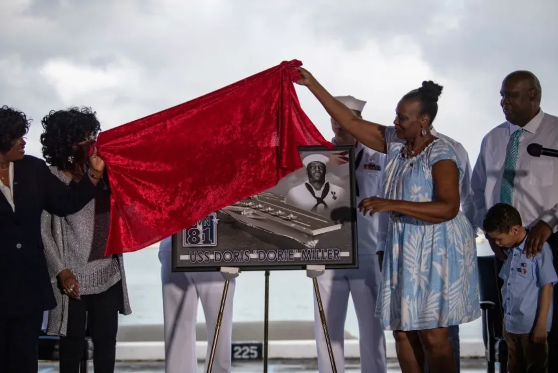 Exclusivo CNN: la Marina evalúa cambiar a Trump el nombre de un portaviones que honraría a héroe de guerra negro