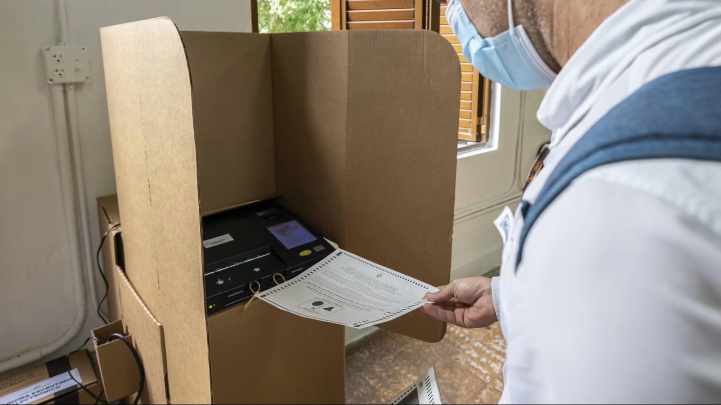 Una firma analizó una máquina de votación para el Gobierno de Trump y terminó enfrentando una ola de críticas/ Trump se niega a descartar una declaración de emergencia de seguridad nacional para controlar las elecciones de 2026
