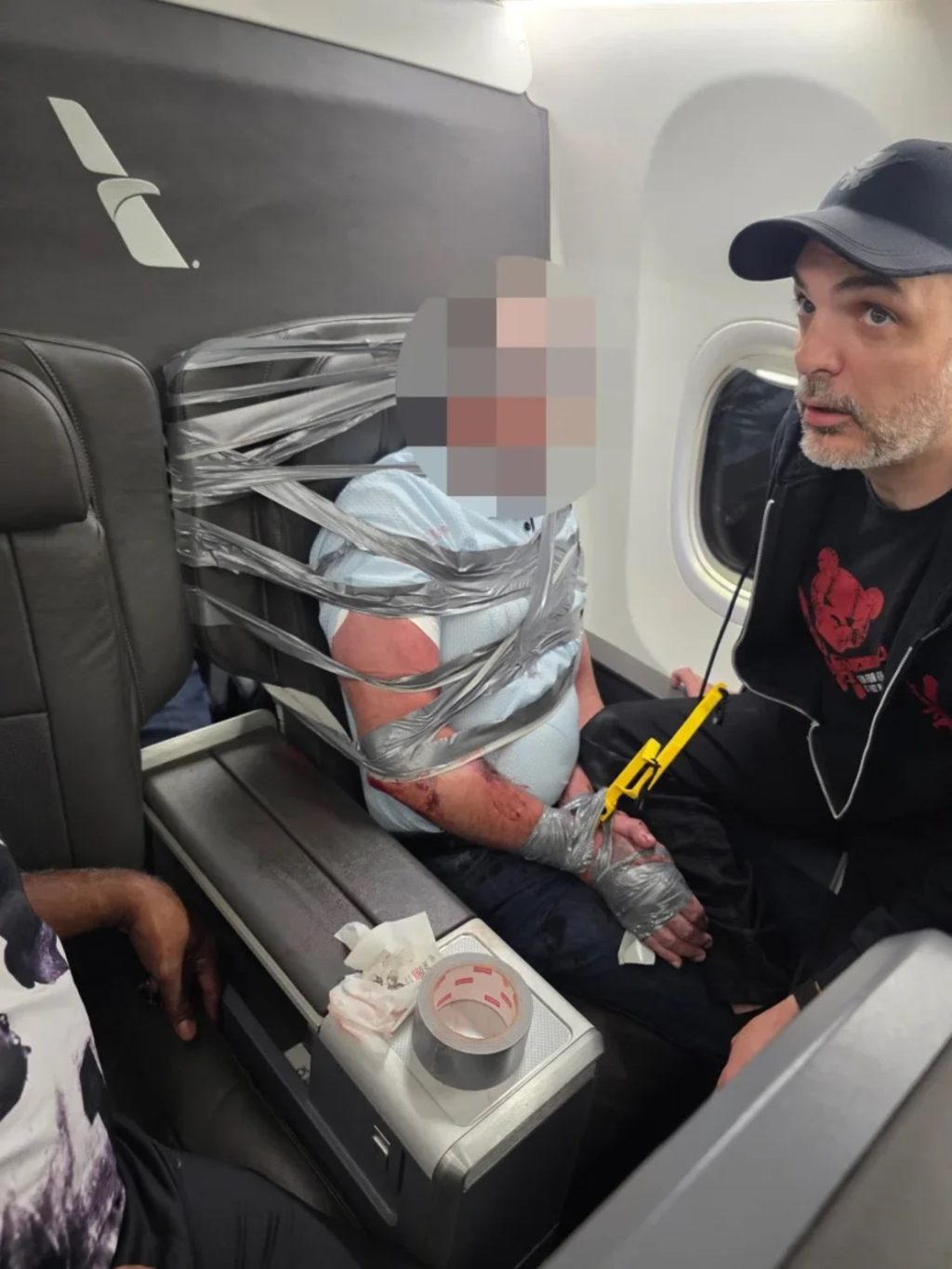 Atan pasajero conflicto a asiento de avion