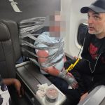 Atan a un pasajero conflictivo con cinta adhesiva a su asiento mientras el avión realizaba un aterrizaje de emergencia