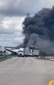 Avion de carga se desliza en Aeropuerto de Miami