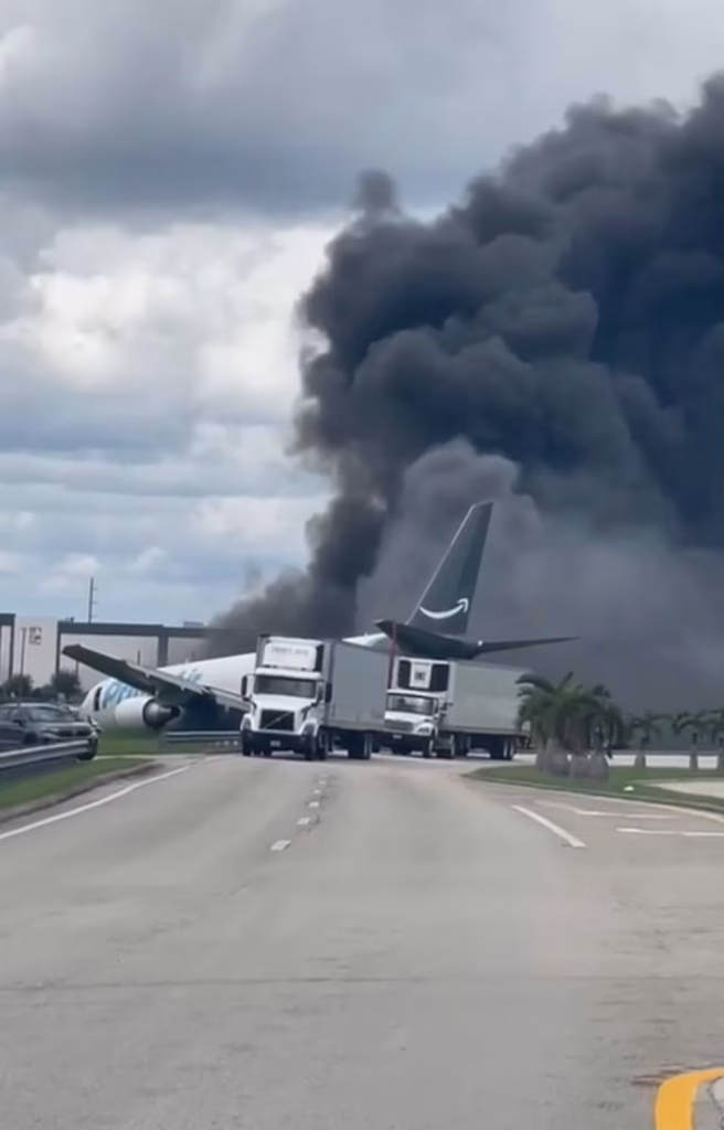 Avion de carga se desliza en Aeropuerto de Miami