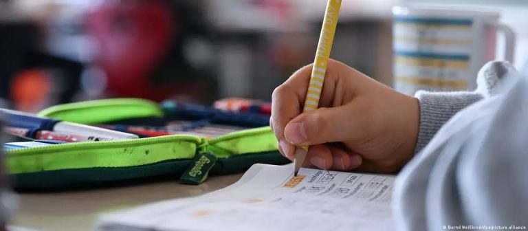 PISA: caída histórica del rendimiento escolar internacional/ El mercado laboral de Estados Unidos invierte la ecuación: más empleo para jóvenes sin título universitario y más dificultades para graduados
