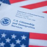 Acusan a exfuncionario de USCIS de aceptar casi un millón de dólares en sobornos/ ICE detiene a casi 2,200 inmigrantes, dominicanos entre ellos, durante un operativo en Nueva York