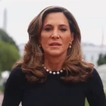 Trump publica una serie de ataques contra una congresista republicana que lo criticó por la inmigración/ Destituyen a 2 agentes del FBI por acoso a esposa de fincionario