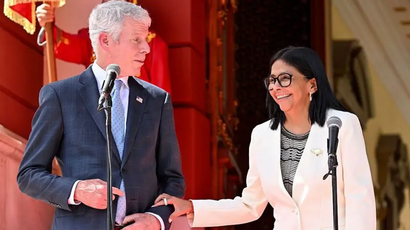 Delcy Rodriguez y un negociador de USA