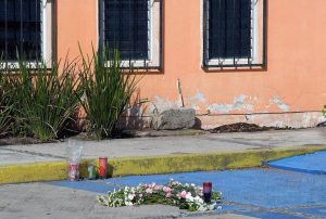 Flores en homenaje a estudiante española asesinada en Mexico