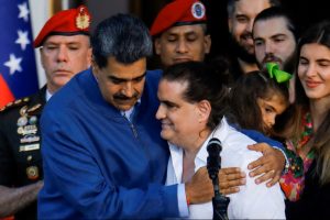 Nicolas Maduro abraza a Alex Saab, su testaferro