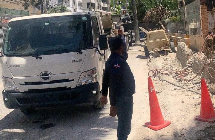 INTRANT multa a 15 empresas constructoras por obstrucción de la vía pública y uso de carril para vaciado de hormigón y disposición de materiales de construcción sin contar con el permiso correspondiente