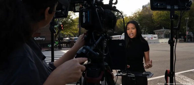Medios demandan a Trump por vetarlos en la Casa Blanca